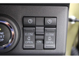 スライドドアの開閉は運転席のスイッチでも可能。降りるときにタイマーをセットしておけば、アクセスキーをもって車に近づくと自動で開く「ウェルカムオープン機能」付き。