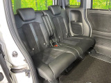広々とした2列目シートは居住性が高く、居心地も快適!友達や家族とのお出かけにぴったりです。ベビーシートやチャイルドシート使用時も快適にお過ごしいただける十分な空間を確保しています。