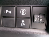 パーキングセンサーや横滑りを防ぐVSA等のスイッチ類は運転席の右側、手の届きやすい位置にあります。