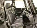 女性でも運転がしやすいように、シートの高さ調整機能(シートリフター)がついています。運転席と助手席の間が空いている為、助手席側への移動がスムーズです。交通量の多い道でも助手席側から乗り降りができます。