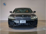 【BMWの伝統】BMWの特徴的な&ldquo;キドニーグリル&rdquo;は、80年以上続く伝統の形でございます。変わらないこだわりのデザインが、プレミアムブランド&ldquo;BMW&rdquo;を創り出します。