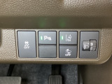 ハンドルの右側にはヘッドライトレベライザーとHondaセンシング用のメインスイッチがついています。ヘッドライトレベライザーは道路状況や積荷の加重に応じてライトの高さを調節できます。