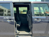 スライドドアは、通常のドアに比べて、車のボディに平行に開閉するので、開けてもスペースをとりません!狭いスペースでも乗り降り楽々です♪