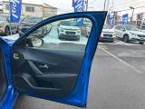 快適なショールームにて、お車選びのお手伝いから、ご購入後の整備待ちまで、ご対応致します。