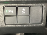 VSA装備車です。VSAはドライバーの操作と車の動きを見守っています。もし車の挙動が乱れたとき、4輪別々にブレーキをかけたり、エンジンパワーをしぼることによって車を安定させます。