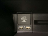 助手席前には横長のトレーとアクセサリーソケットがついています。その下に充電可能なUSB端子が2個ついていますので、手前のトレーにスマートフォンを置いて移動中でも充電できるので便利です。