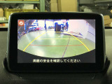 ご覧のように後方の死角をサポートしてくれるバックカメラ付きとなっております☆