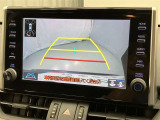 車庫入れなど後進運転時に死角をモニターで確認ができて安全です♪ ステアリング操作の参考になるガイド線も表示しますので車庫入れがニガテな方も安心ですネ!