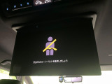 【14型有機ELフリップダウン】三列目からでも迫力のエンタメが観れる大画面フリップダウン。有機ELのモニターでは、一般的なフリップダウンよりも高コントラストでキレイな映像を楽しめます。