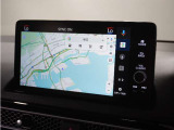 ◆Google マップ◆運転中も音声だけで安全に目的地設定ができます。交通状況の変化をリアルタイムに反映し、最適なルートをご案内します。