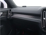 ダッシュボードに収められたカッティングエッジ・アルミニウム・パネルをLEDライトが照らし出し、XC40R-Designのインテリアに昼夜を問わず特別な雰囲気を添えます。