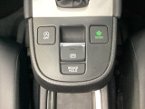 セレクトレバーの下に電子制御パーキングブレーキがあります。スイッチひとつで、停車した地点の傾斜などをシステムが検知・判断してブレーキ力を自動的に最適制御し、しっかり停車できるパーキングシステムです。