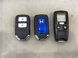 スマートキーを装備しています。鍵を差し込むことなくドアロックの開け閉めと、スタートボタン操作でのエンジンスタートができます。加えて、純正リモコンエンジンスターター用の操作キーもついています。