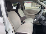 適度なホールド感と快適な座り心地の運転席シートまわり!