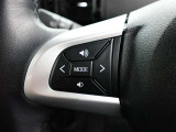 ステアリングスイッチ付き。手を離さずにさまざまな操作が可能です。