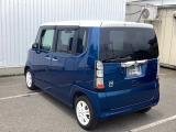 コンビネーションランプを高い位置に配置、後続車に見やすいデザインで安全にも配慮。