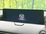 【12.3インチマツダコネクト】車内の雰囲気にマッチした大型ディスプレイ。スマホ接続でのナビ使用やBluetooth再生等、様々な機能が楽しめます。直感的なダイヤル操作が可能で、使い勝手も良好です。
