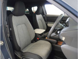 【清潔感のある運転席&助手席】隅々までクリーニングの行き届いた運転席&助手席。目立ったシミや汚れ等もございません。快適なドライブをどうぞ。