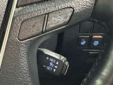 クルーズコントロール機能が付いています。 速度を設定するとアクセルを踏まなくても一定の速度で走ることができます。  高速道路ではとても便利な装置なんです。