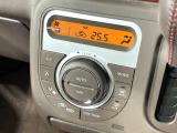 【オートエアコン】一度お好みの温度に設定すれば、車内の温度を検知し風量や温度を自動で調整。暑い&hellip;寒い&hellip;と何度もスイッチ操作をする必要はありません。快適な車内空間には必須の機能ですね♪