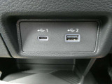 USBソケット 走行中にスマートフォンやタブレット端末を充電することができます。