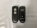 スマートキーを装備しています。鍵を差し込むことなくドアロックの開け閉めと、スタートボタン操作でのエンジンスタートができます。スペアキーも同じものを用意しております。