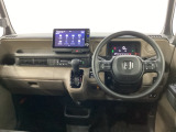 車内は光触媒抗菌消臭施工済です。インパネ周りはスタイリッシュなデザインで機能や装備も充実しています。グローブボックスやカップホルダーのほかにトレーなどたくさんの収納スペースが付いています。