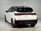 左ななめ後ろから撮影した、リアまわりのデザインや車両全体のバランスを確認できる写真です。リアフェンダーやテールまわりの形状、ボディラインのつながりなど、外観の印象を把握しやすくなっています。