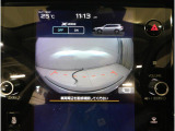 運転席からは見えにくい左右のエリアまでしっかりカバーし、死角を減らして視界を拡大。狭い道でのすれ違いや、建物の陰から車や歩行者が現れる場面でも、安心して状況を把握できる頼れる機能です。