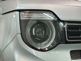 LEDヘッドライトは、点灯の瞬間から最大光量を発揮し、突然暗くなるトンネルなどでの安定感を高めます。