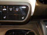 【シートヒーター】シートヒーター装備車です。寒い冬に乗車中とても暖かく快適に移動できます。冷え性の方にピッタリの装備です!