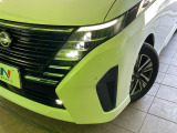 【LEDヘッドライト】悪天候や夜間走行時も良好な視界を確保し安心して運転できる高輝度LEDヘッドライトを装備!点灯速度が早く、消費電力も抑えられています。