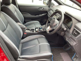 運転席は広々としていて、ゆったりと運転をお楽しみいただくことができますよ。