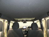 【スカイフィールトップ】タフトならではのガラスルーフを備えています。シェードを開ければ車内を明るく演出し見慣れた景色も新鮮で楽しいものに変えてくれる空間です。