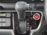 運転席より操作性の良いシフトレバーとエンジンスタート・ストップスイッチ