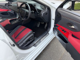 Fスポーツ専用アルミ製スポーツペダル&フットレスト。
