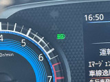 対向車や周囲の状況を判断してハイビーム/ロービームを自動で切り替えます。積極的にハイビームを使い、夜間でも安心して走行できます。