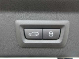 電動リアゲート装備。バンパー下でのキックオープン&クローズ機能も装備です。