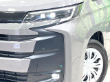 【LEDヘッドライト】悪天候や夜間走行時も良好な視界を確保し安心して運転できる高輝度LEDヘッドライトを装備!点灯速度が早く、消費電力も抑えられています。