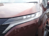 【アダプティブLEDヘッドライト】夜間走行時対向車を感知し、対向車がいるところだけ自動でハイビームの切り替えをしてくれるので、良好な視界を確保し安心して運転できます☆