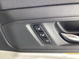 【ドライビングポジションシステム】運転席のシートの位置を電動で調節し、登録・呼び出しができます。