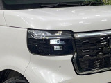 【LEDヘッドライト】悪天候や夜間走行時も良好な視界を確保し安心して運転できる高輝度LEDヘッドライトを装備!点灯速度が早く、消費電力も抑えられています。