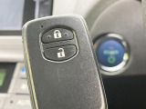 【スマートキー】カバンやポケットに入れたままでもドアの施錠・解錠が可能なスマートキーを装備。エンジンのオン・オフ時もカギを取り出す必要が無いからとっても便利です♪