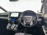 運転席まわりです。 各操作スイッチは使いやすい位置に配置されてます。