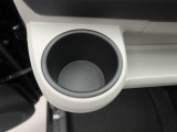 カップホルダーは運転席や助手席からちょうど手の届く位置です!!