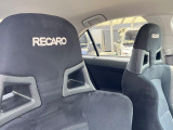【RECARO製バケットシート】人間工学に基づいた面圧分布によって腰への負担や長時間運転時の疲労発生を軽減☆一目でレカロとわかるスポーティなルックスが特徴です。