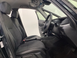 広い足元にゆったり座れるシートには肘掛けも装備しており長距離の運転でも疲れにくくなってます。女性でも運転がしやすいように、シートの高さ調整機能(シートリフター)がついています。