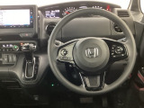 【ハンドル】運転にかかわる様々な操作を安全に行えるように視点移動が少なく操作性に配慮されたスイッチ類が凝縮されたコックピットです。