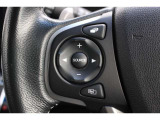 ハンドル左部分でオーディオ操作が可能です。運転中でも目線をずらさずに運転に集中できます。