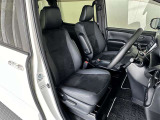 運転席/助手席です。姿勢が崩れず正確なステアリング操作で安心です。